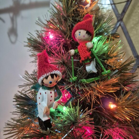 🎄Vintage set of 2 Wooden Ornaments - Skier & Skater with knit hats & Scarves - Picture 1 of 7